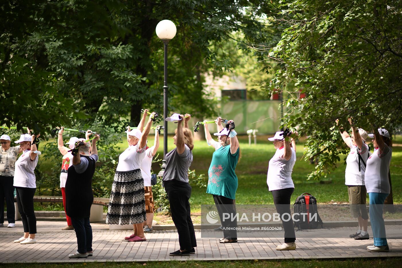 Занятия "Московского долголетия" возобновились в парках