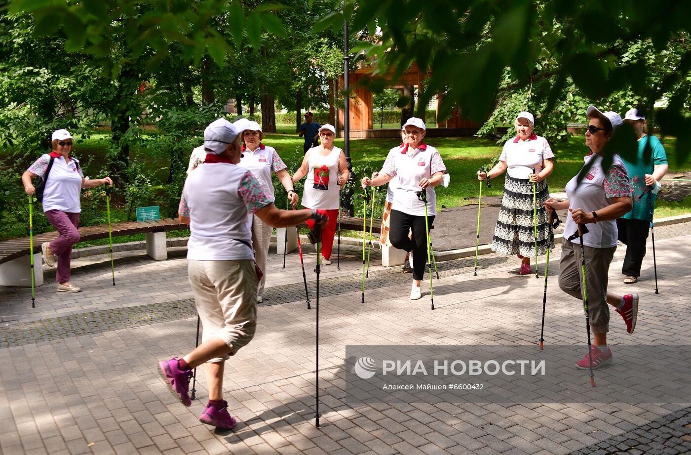 Занятия "Московского долголетия" возобновились в парках