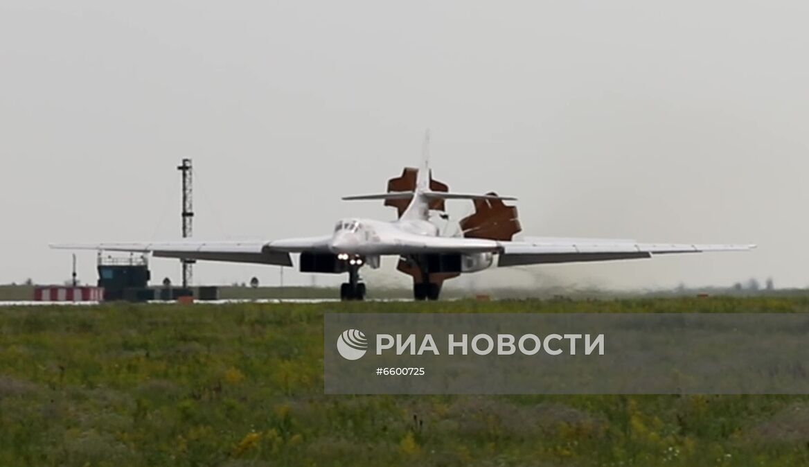 Стратегические ракетоносцы Ту-160 пролетели над Баренцевым и Норвежским морями