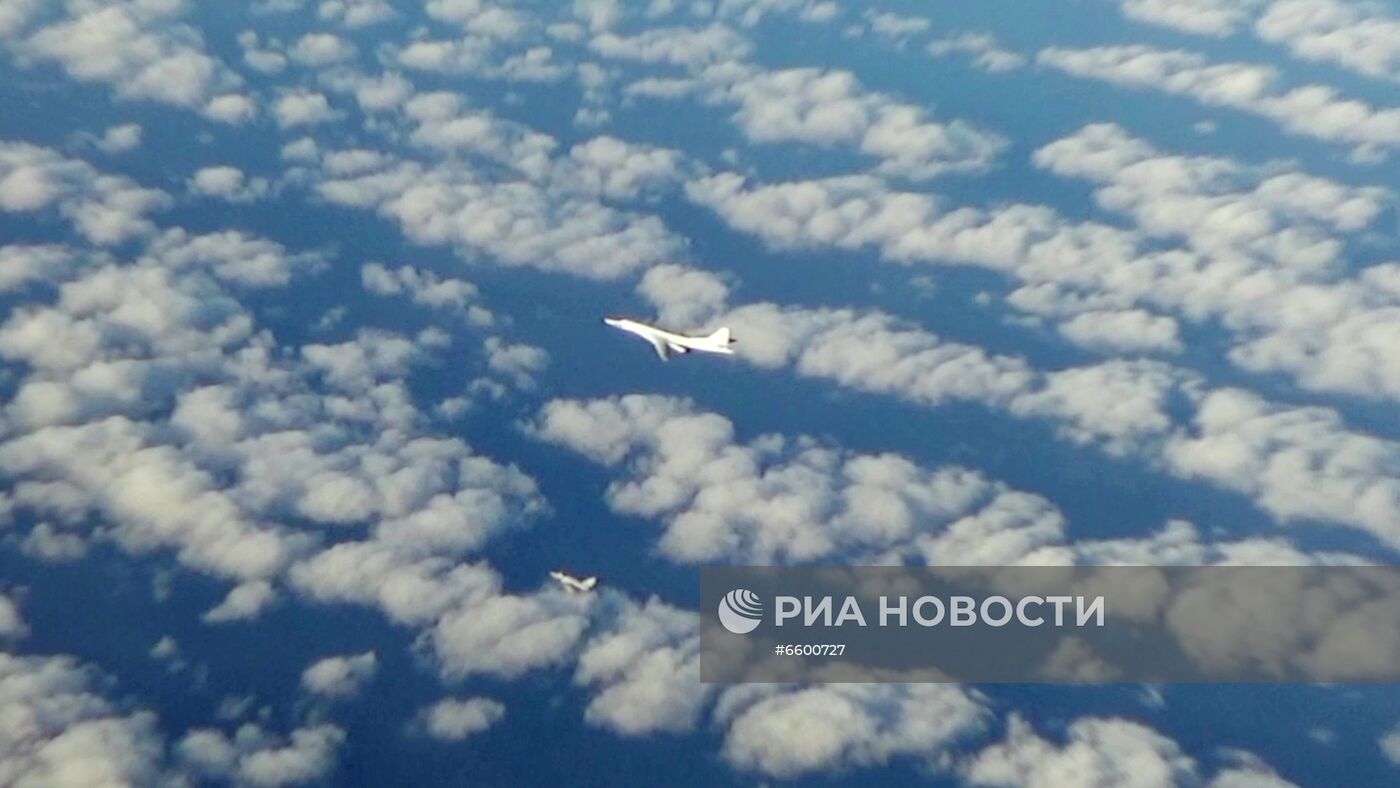 Стратегические ракетоносцы Ту-160 пролетели над Баренцевым и Норвежским морями