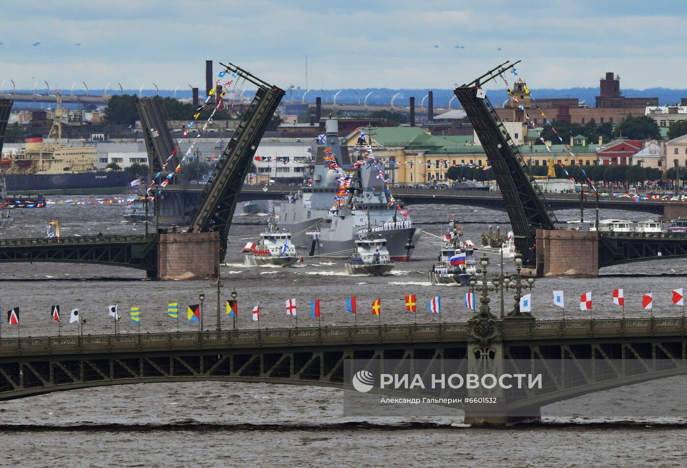 Генеральная репетиция парада ко Дню ВМФ в Санкт-Петербурге