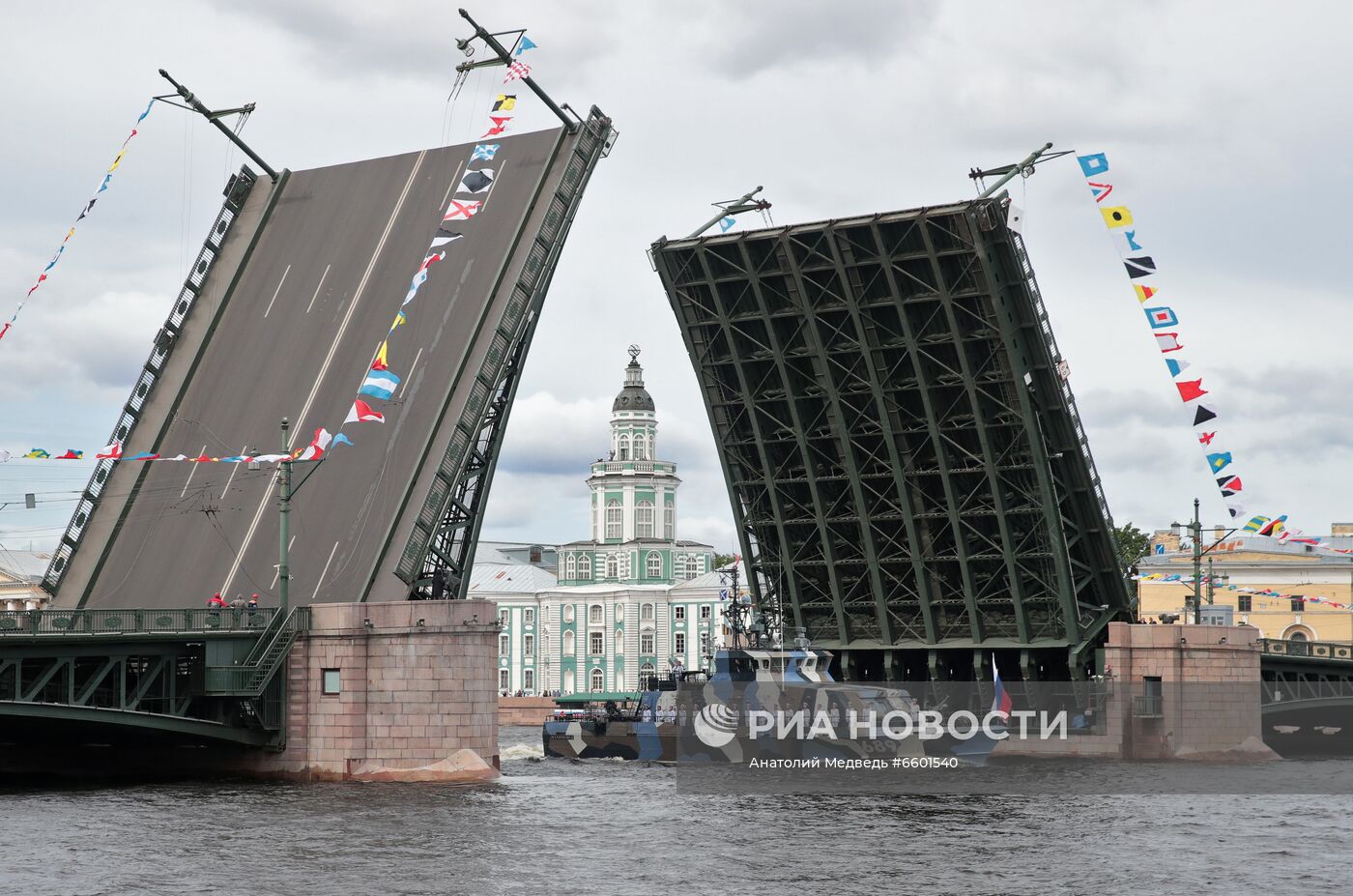 Генеральная репетиция парада ко Дню ВМФ в Санкт-Петербурге