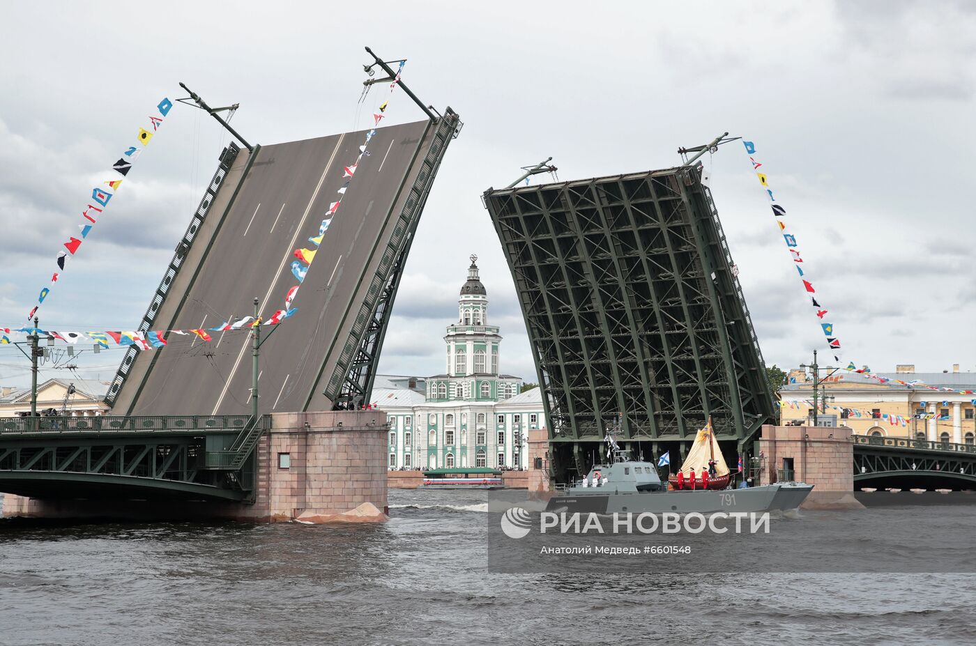 Генеральная репетиция парада ко Дню ВМФ в Санкт-Петербурге