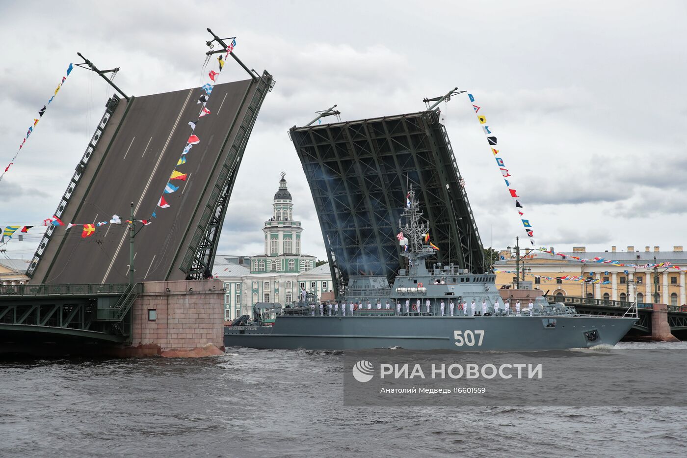 Генеральная репетиция парада ко Дню ВМФ в Санкт-Петербурге Генеральная репетиция парада ко Дню ВМФ в Санкт-Петербурге