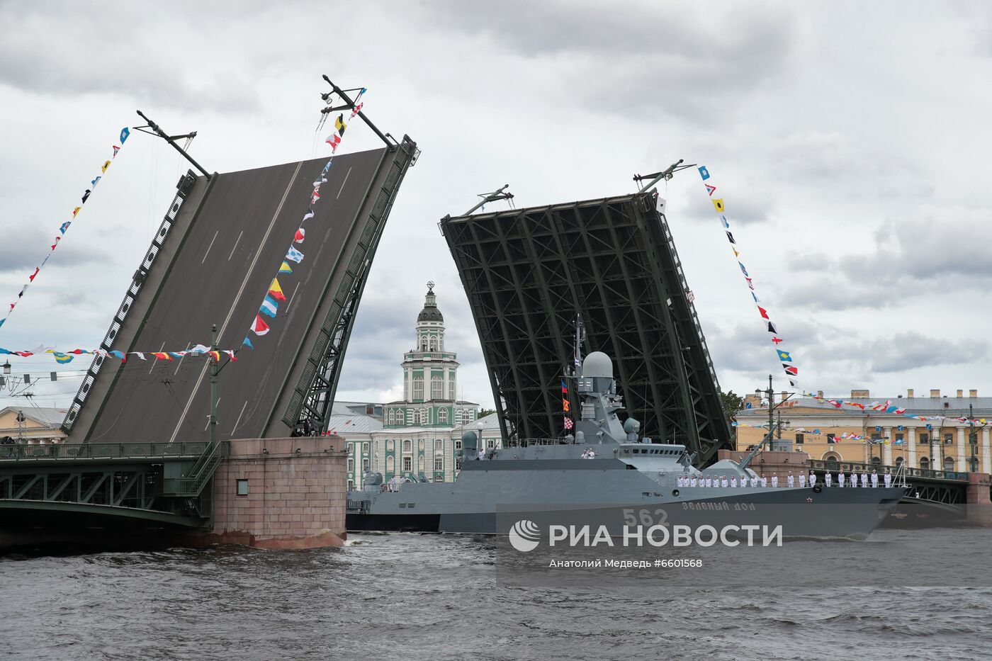 Генеральная репетиция парада ко Дню ВМФ в Санкт-Петербурге