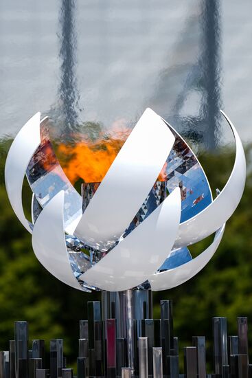 Олимпийский огонь перенесли в чашу на набережной Ариакэ
