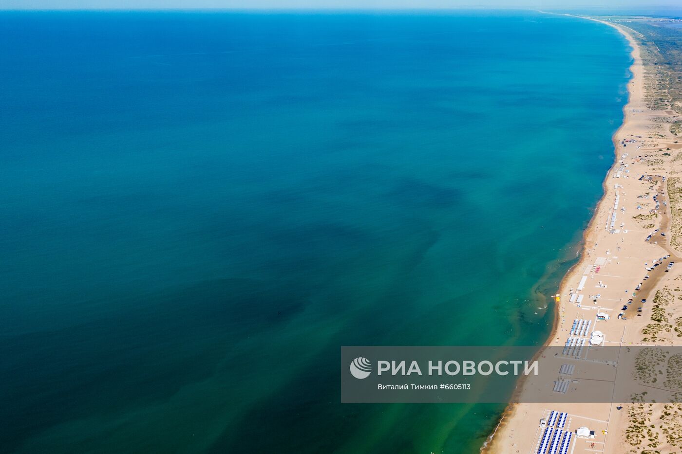 Цветение зеленых водорослей в море у берегов Анапы