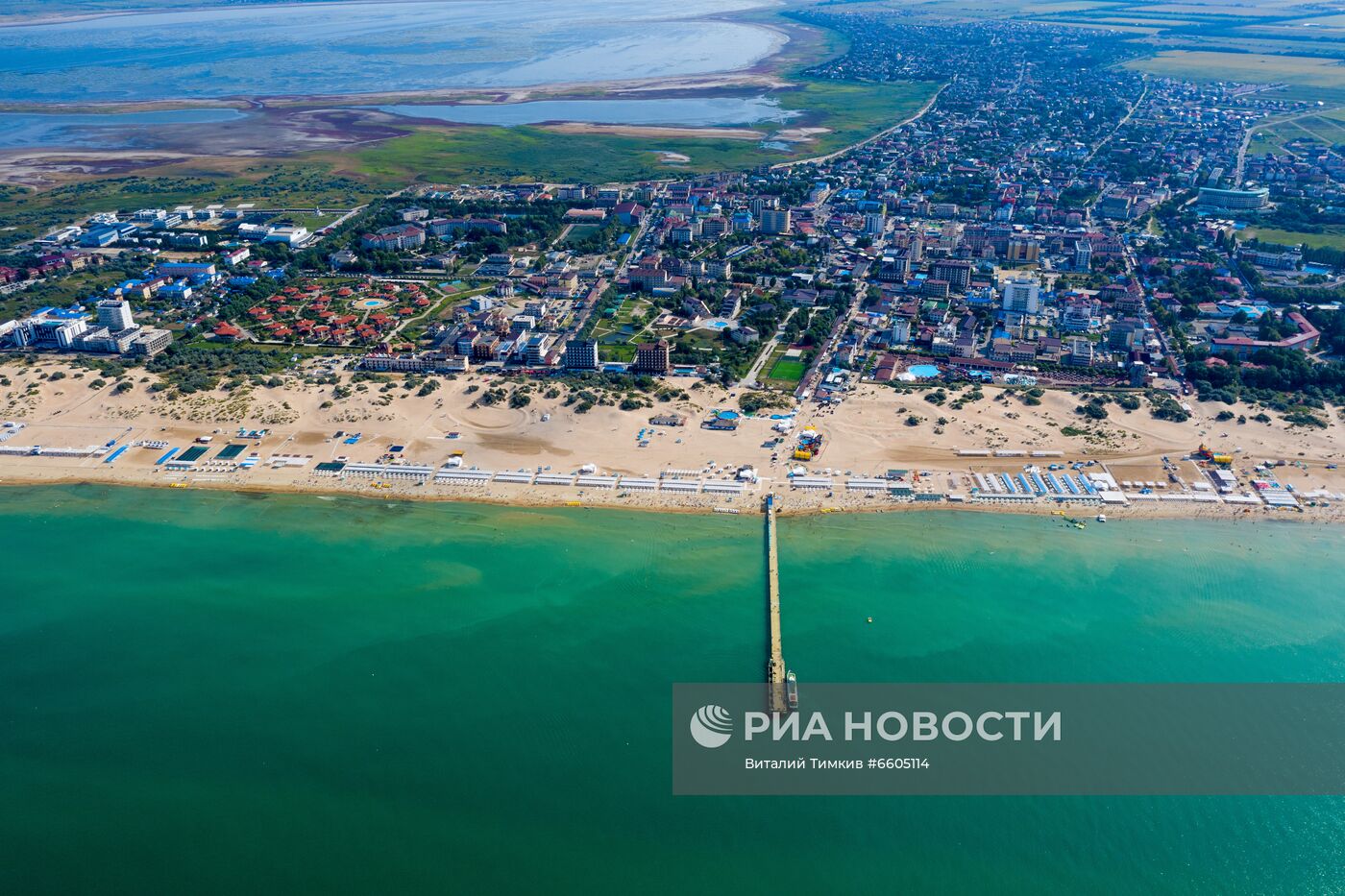 Цветение зеленых водорослей в море у берегов Анапы