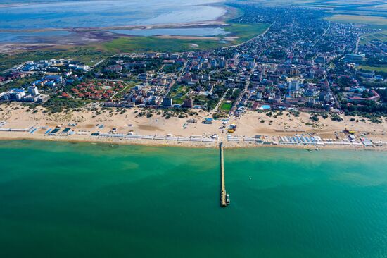 Цветение зеленых водорослей в море у берегов Анапы