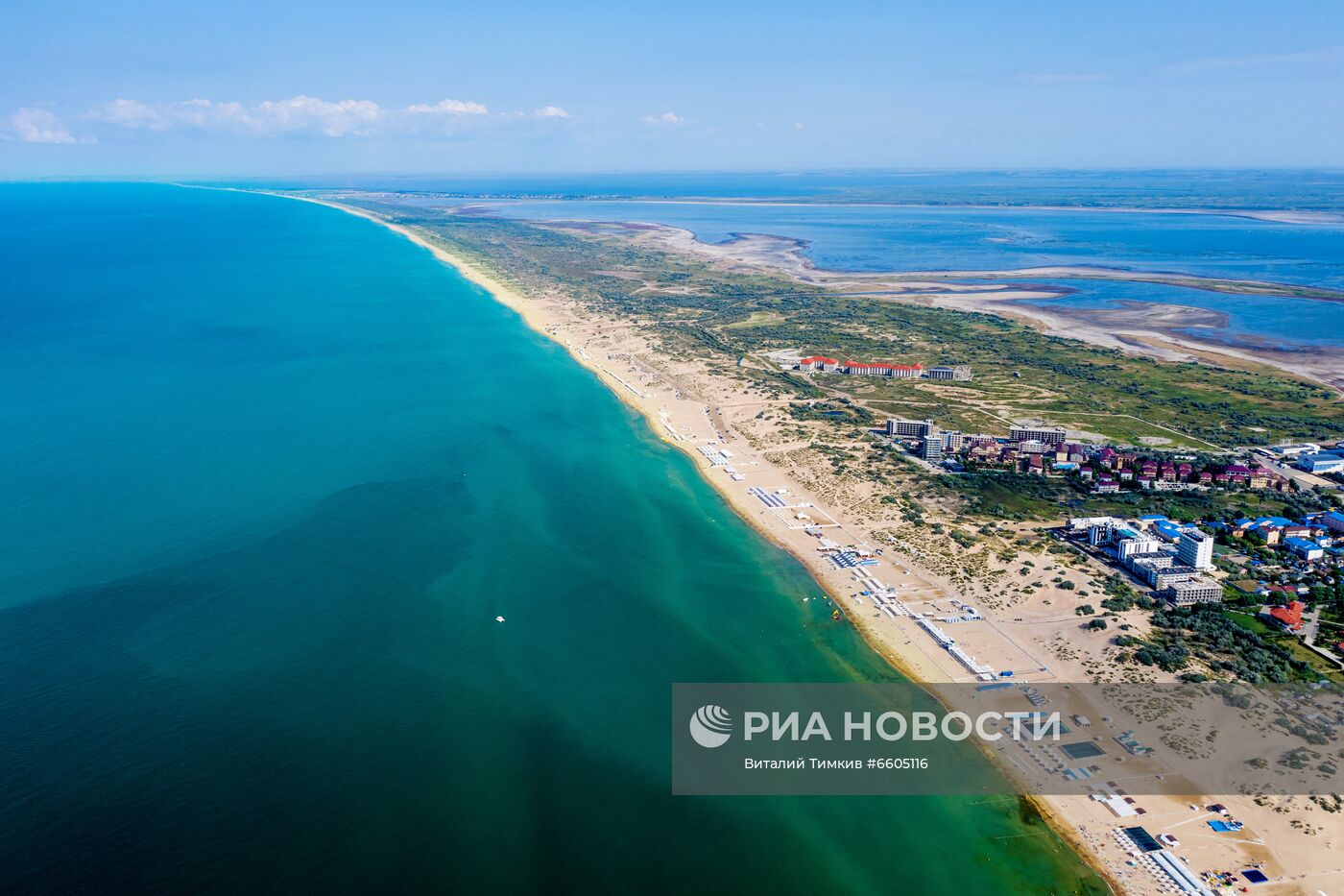 Цветение зеленых водорослей в море у берегов Анапы