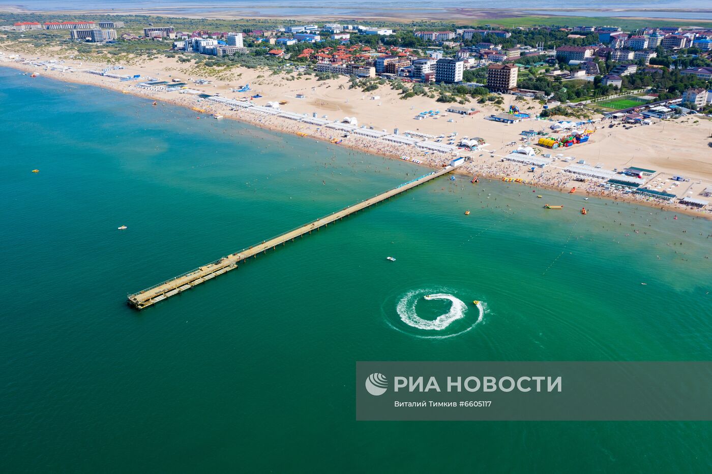 Цветение зеленых водорослей в море у берегов Анапы