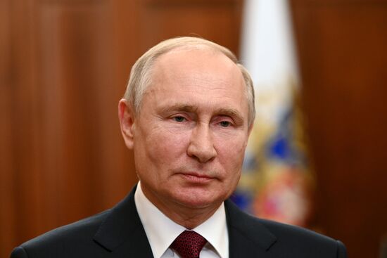 Президент РФ В. Путин поздравил сотрудников органов следствия с профессиональным праздником