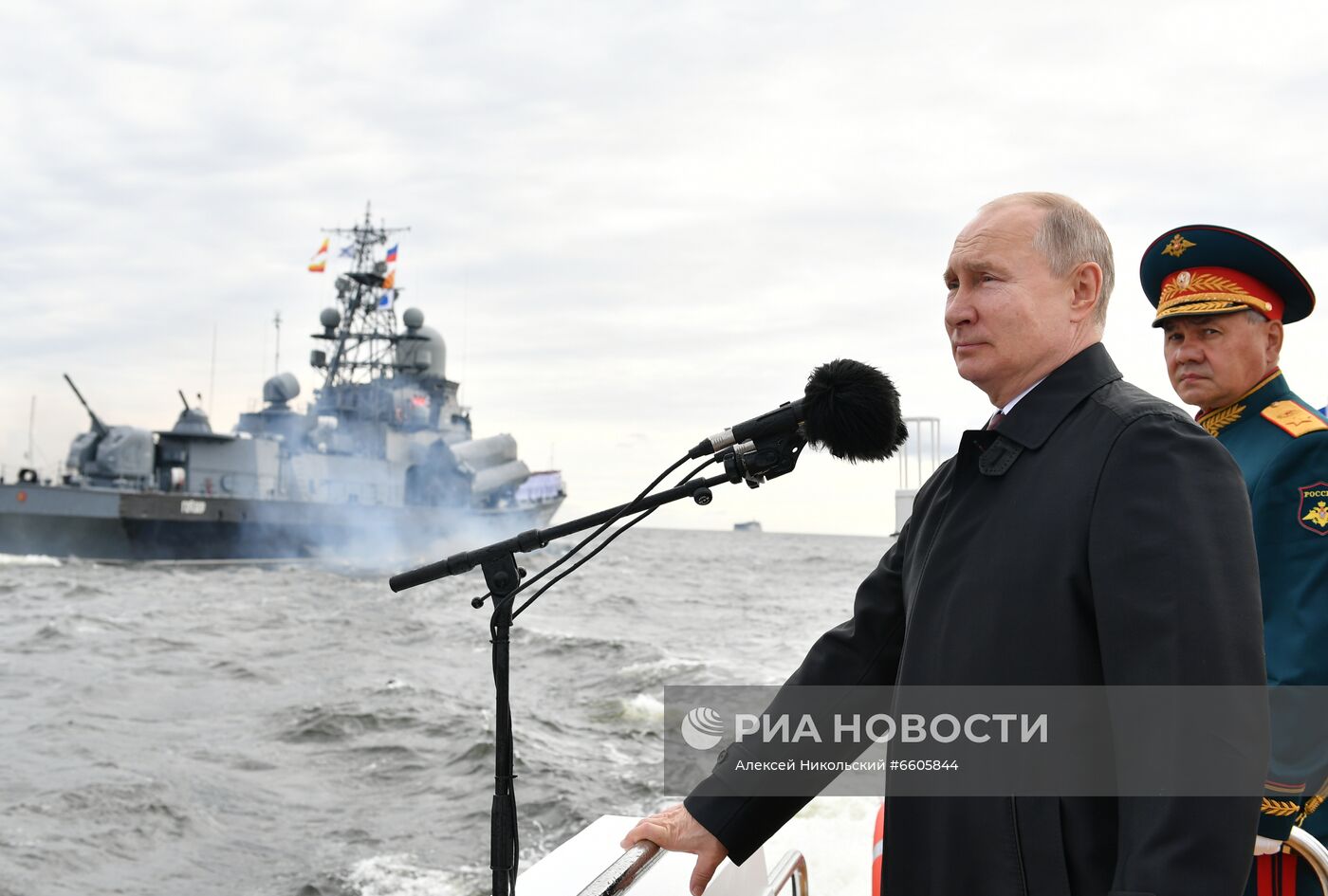 Президент РФ В. Путин принял участие в Главном военно-морском параде