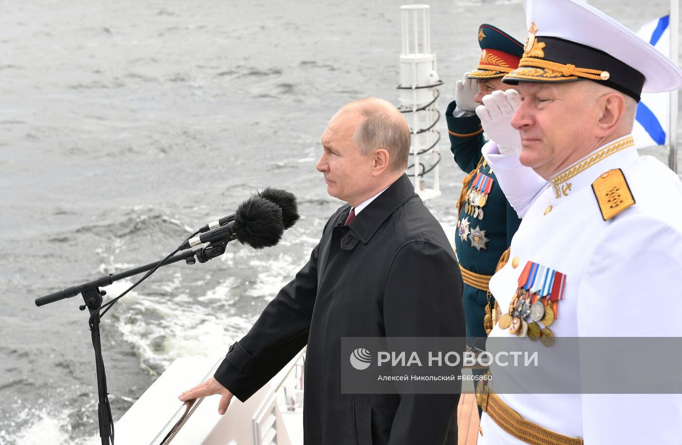 Президент РФ В. Путин принял участие в Главном военно-морском параде