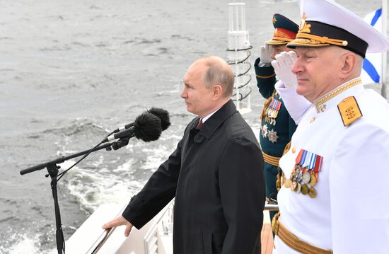 Президент РФ В. Путин принял участие в Главном военно-морском параде