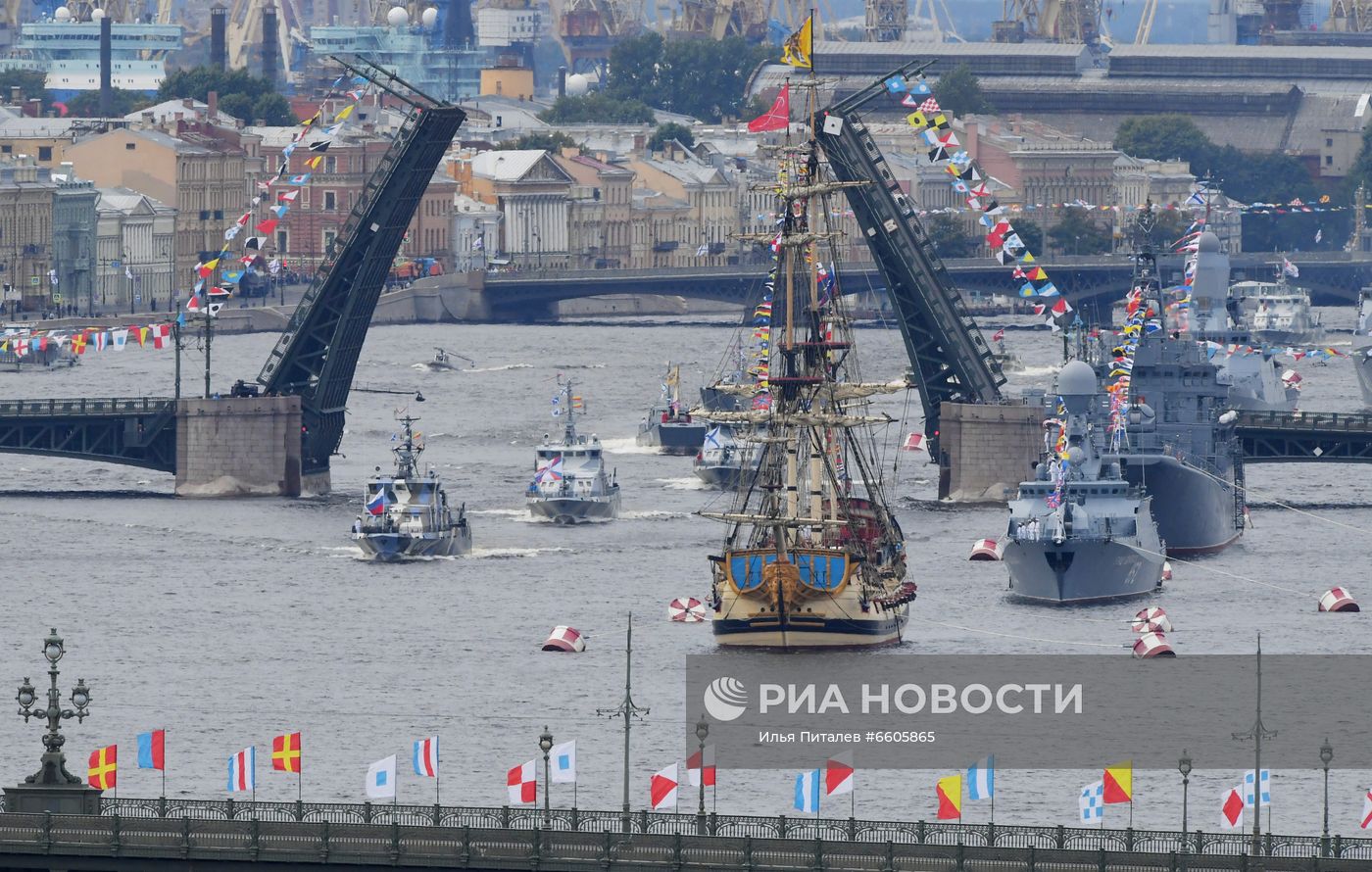 Празднование Дня ВМФ в Санкт-Петербурге