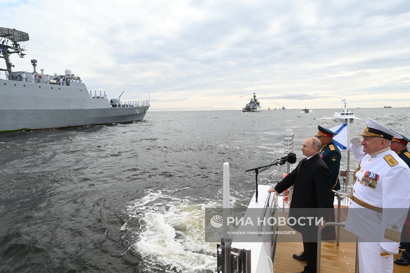 Президент РФ В. Путин принял участие в Главном военно-морском параде