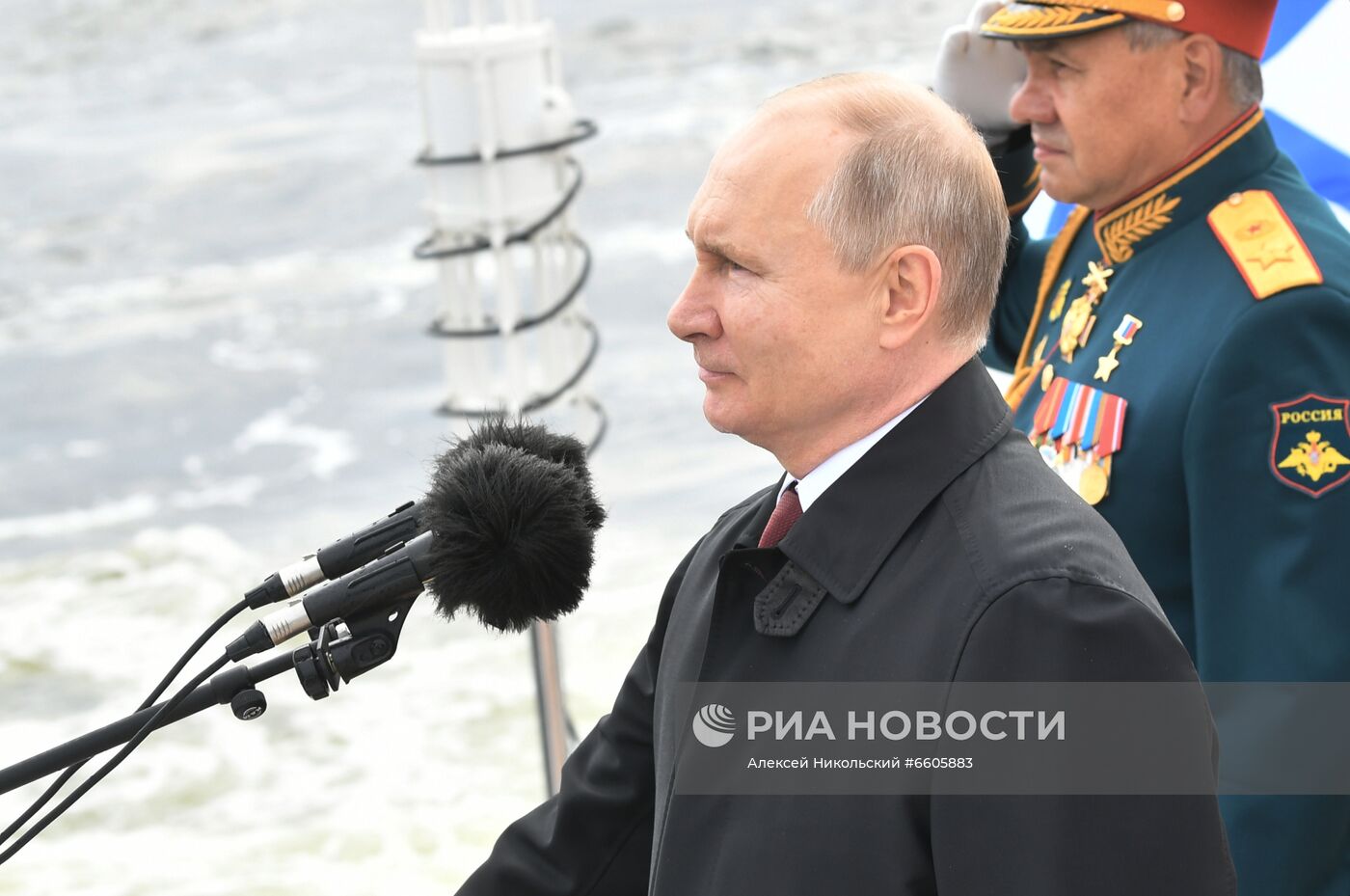 Президент РФ В. Путин принял участие в Главном военно-морском параде