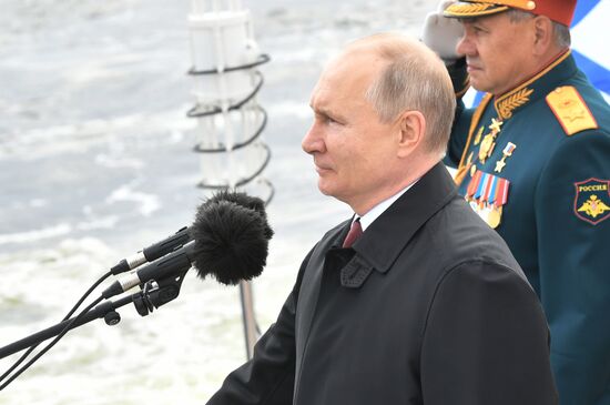 Президент РФ В. Путин принял участие в Главном военно-морском параде