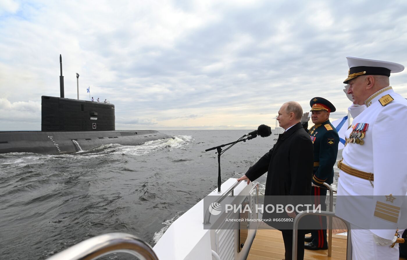 Президент РФ В. Путин принял участие в Главном военно-морском параде