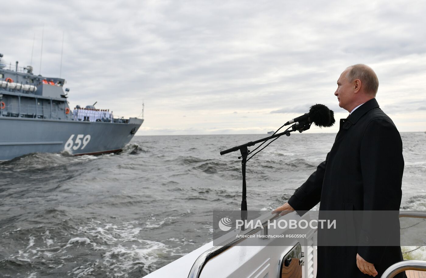 Президент РФ В. Путин принял участие в Главном военно-морском параде