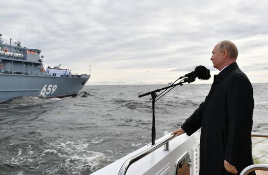 Президент РФ В. Путин принял участие в Главном военно-морском параде