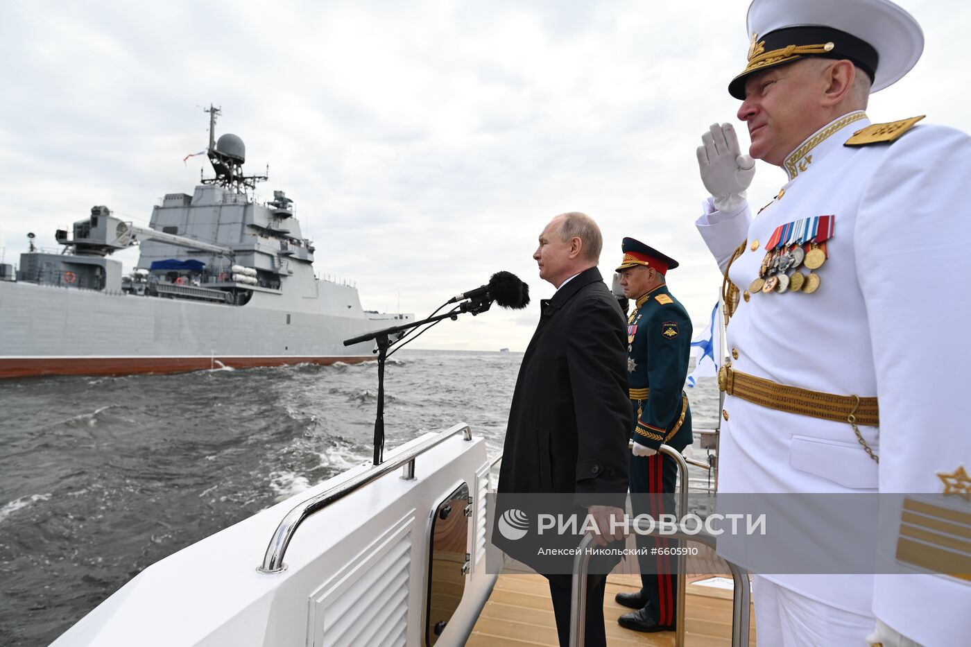 Президент РФ В. Путин принял участие в Главном военно-морском параде