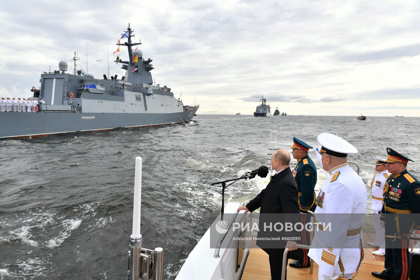 Президент РФ В. Путин принял участие в Главном военно-морском параде