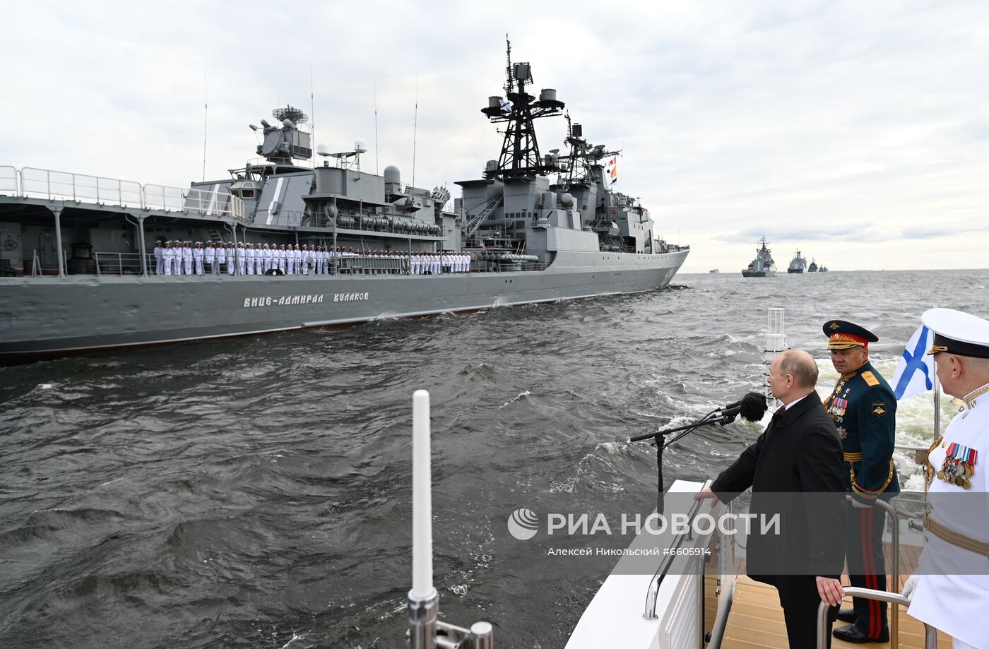 Президент РФ В. Путин принял участие в Главном военно-морском параде