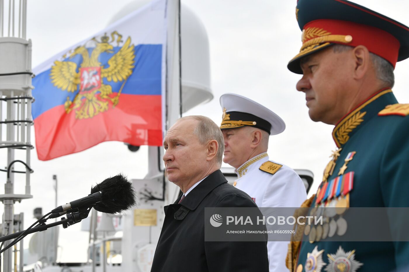 Президент РФ В. Путин принял участие в Главном военно-морском параде