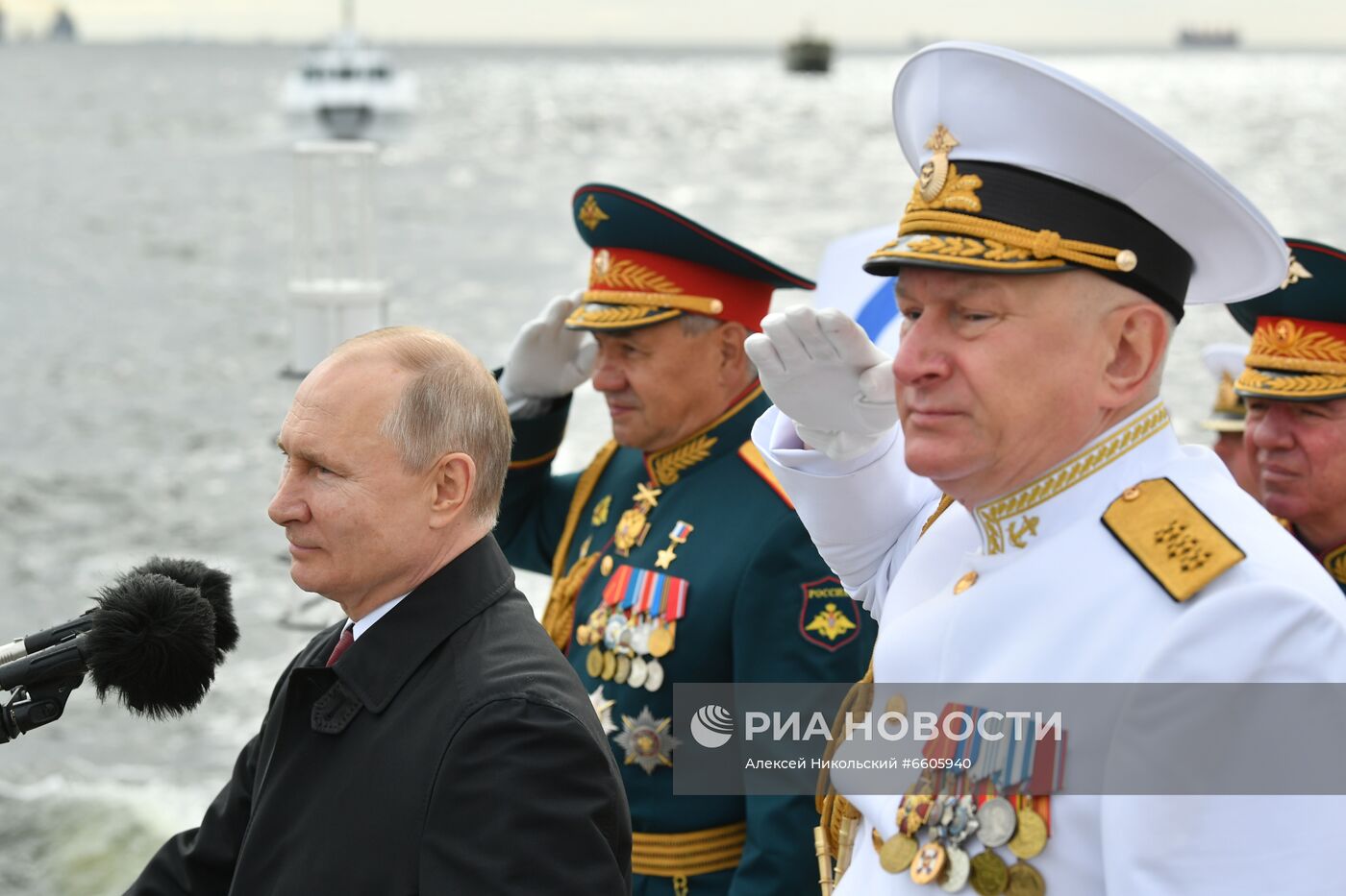 Президент РФ В. Путин принял участие в Главном военно-морском параде