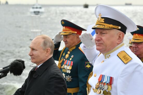 Президент РФ В. Путин принял участие в Главном военно-морском параде