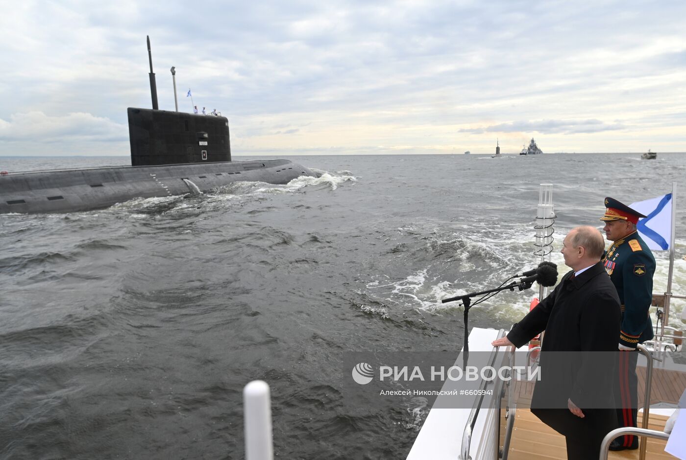 Президент РФ В. Путин принял участие в Главном военно-морском параде