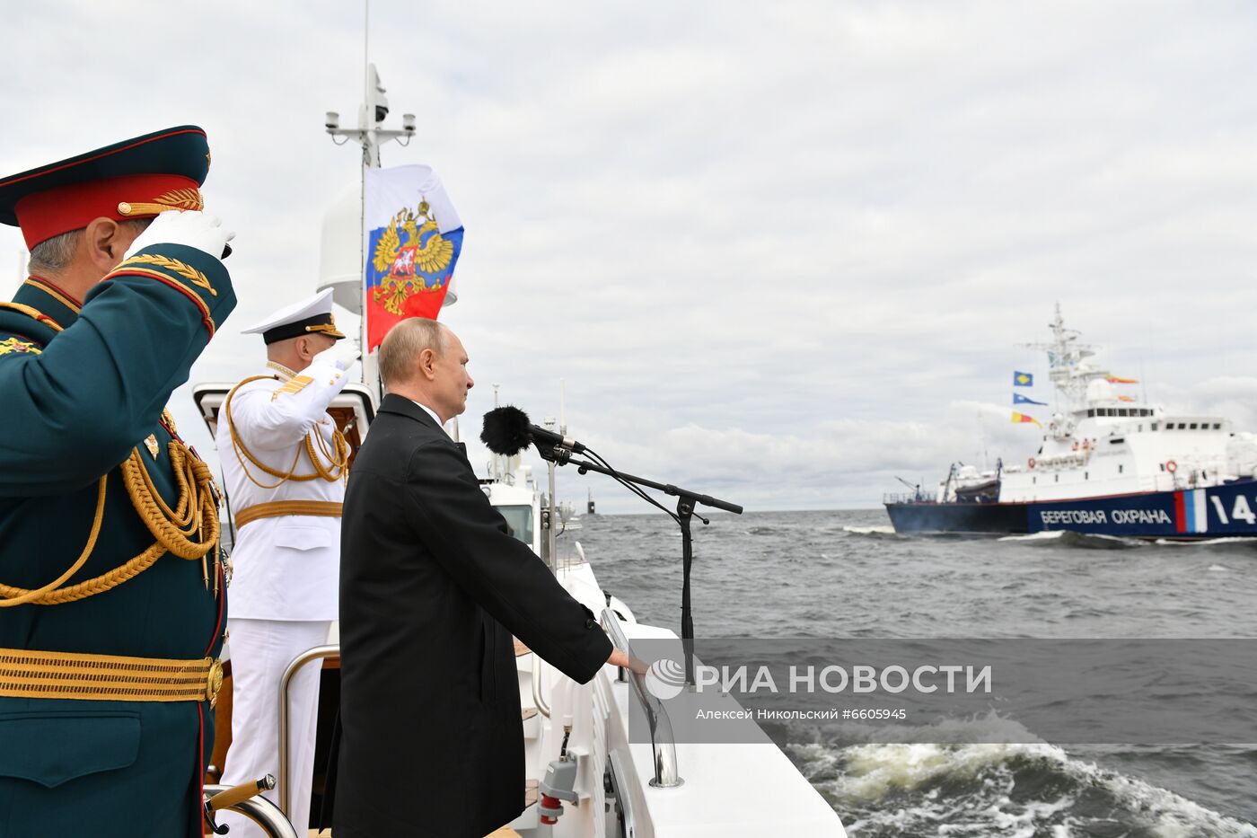 Президент РФ В. Путин принял участие в Главном военно-морском параде