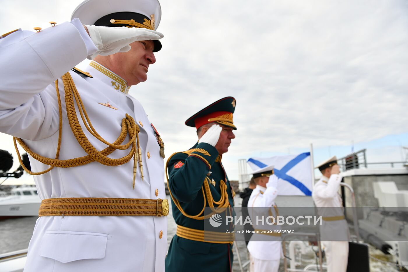 Президент РФ В. Путин принял участие в Главном военно-морском параде