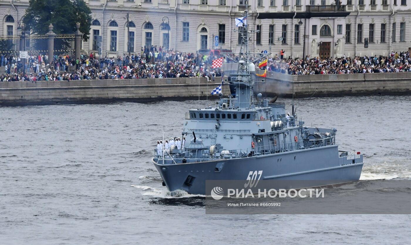 Празднование Дня ВМФ в Санкт-Петербурге