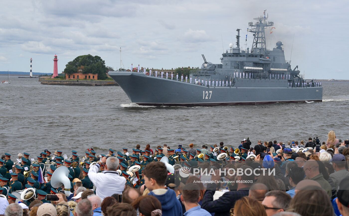 Празднование Дня ВМФ в Санкт-Петербурге