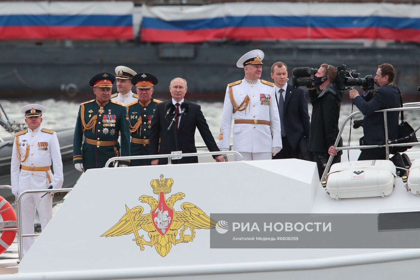 Президент РФ В. Путин принял участие в Главном военно-морском параде