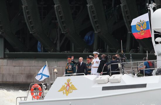 Президент РФ В. Путин принял участие в Главном военно-морском параде