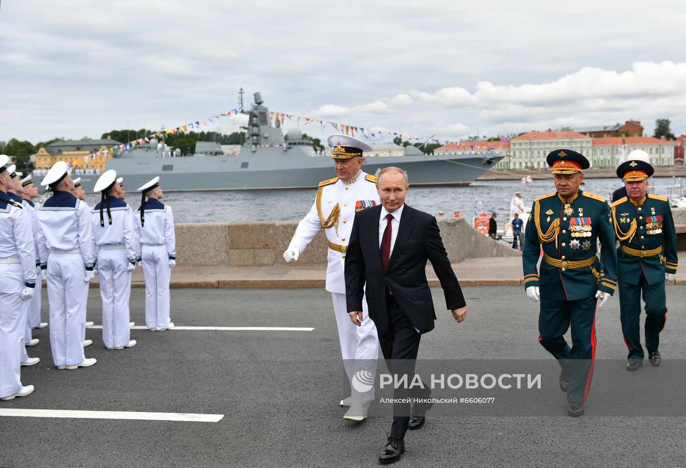 Президент РФ В. Путин принял участие в Главном военно-морском параде