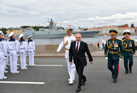 Президент РФ В. Путин принял участие в Главном военно-морском параде