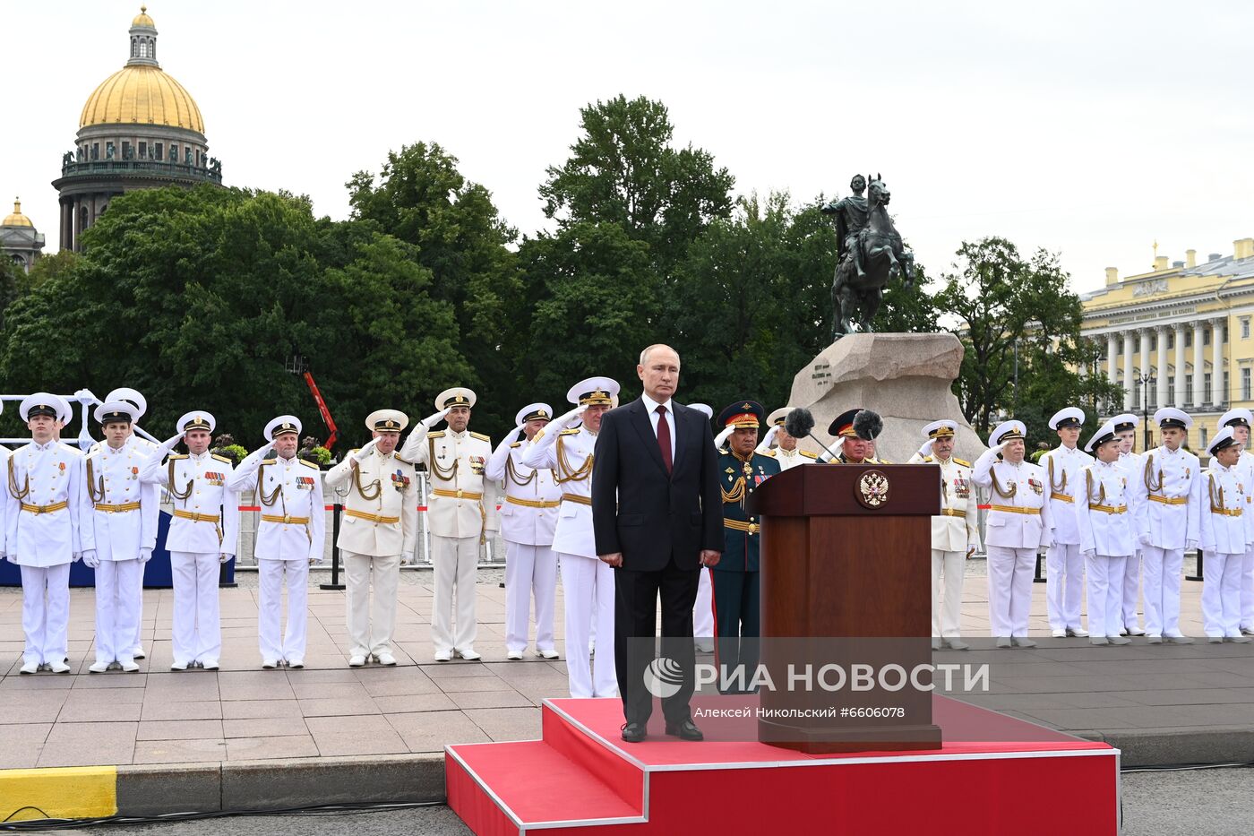 Президент РФ В. Путин принял участие в Главном военно-морском параде