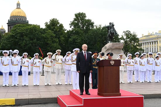 Президент РФ В. Путин принял участие в Главном военно-морском параде