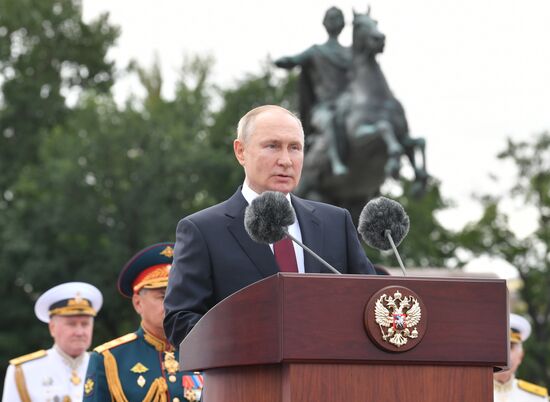 Президент РФ В. Путин принял участие в Главном военно-морском параде