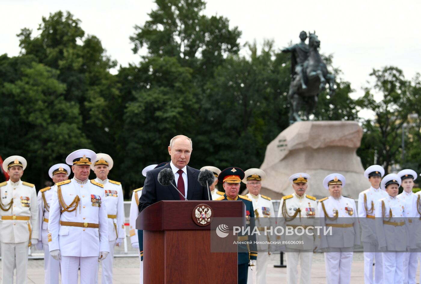 Президент РФ В. Путин принял участие в Главном военно-морском параде