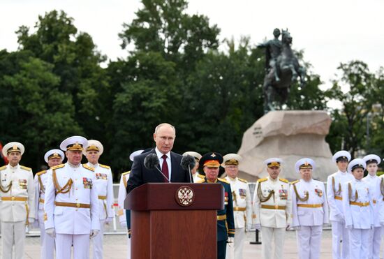 Президент РФ В. Путин принял участие в Главном военно-морском параде