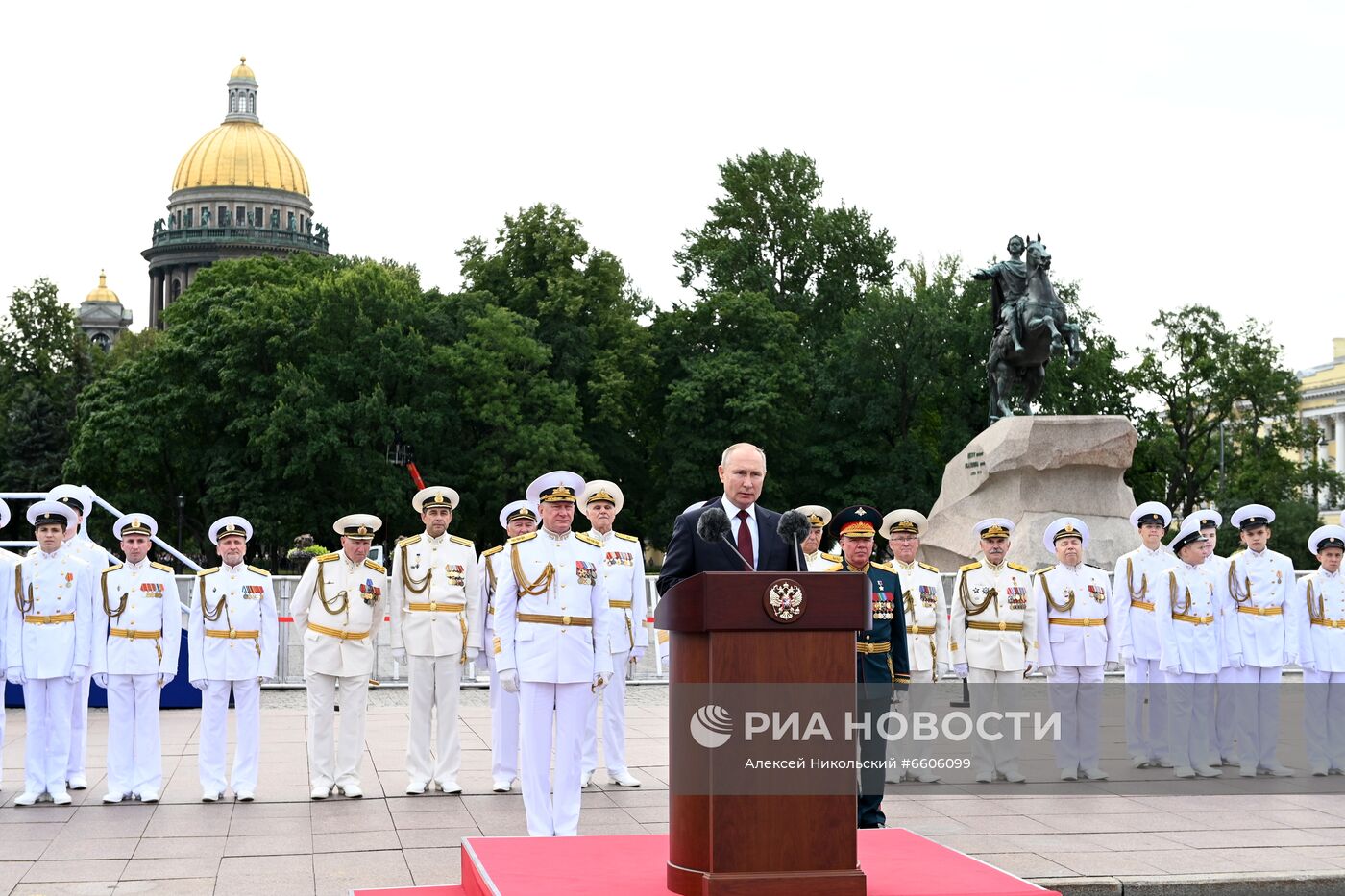 Президент РФ В. Путин принял участие в Главном военно-морском параде