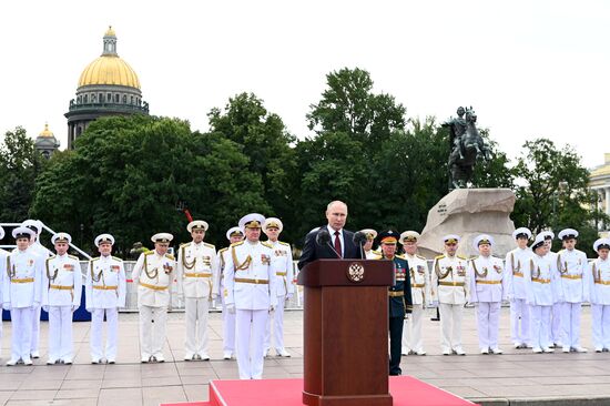 Президент РФ В. Путин принял участие в Главном военно-морском параде