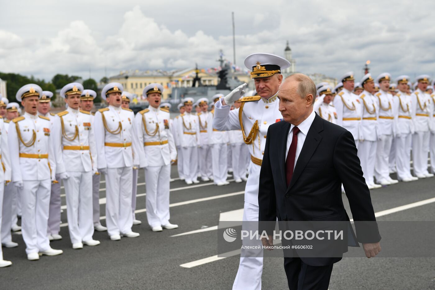 Президент РФ В. Путин принял участие в Главном военно-морском параде