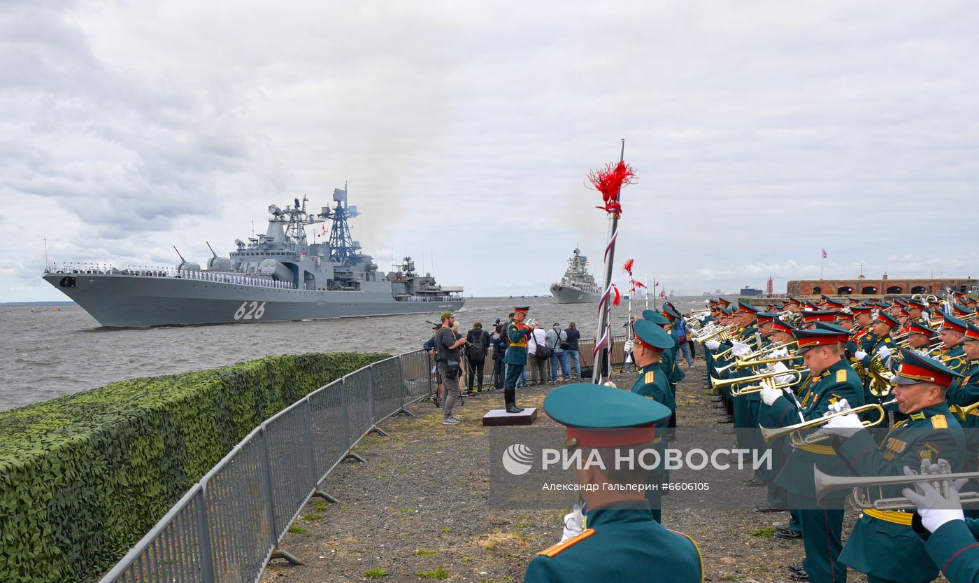 Празднование Дня ВМФ в Санкт-Петербурге